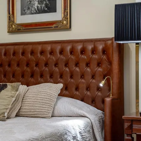 Regal House Capucci 6 Pensjonat 4*