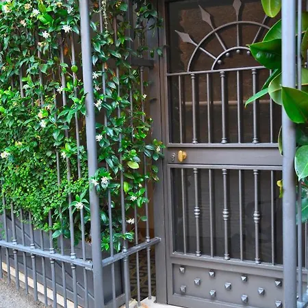 Pensjonat Regal House Capucci 6 *