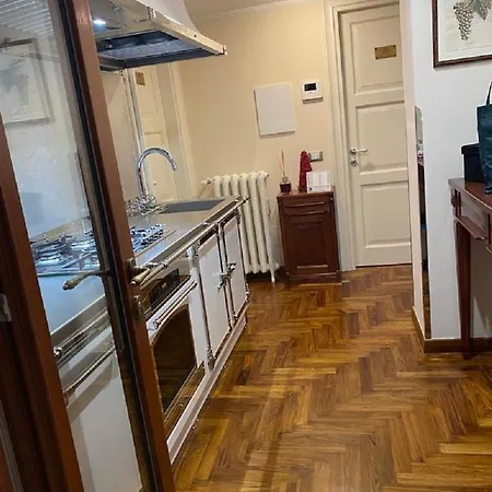 Pensjonat Regal House Capucci 6 Rzym